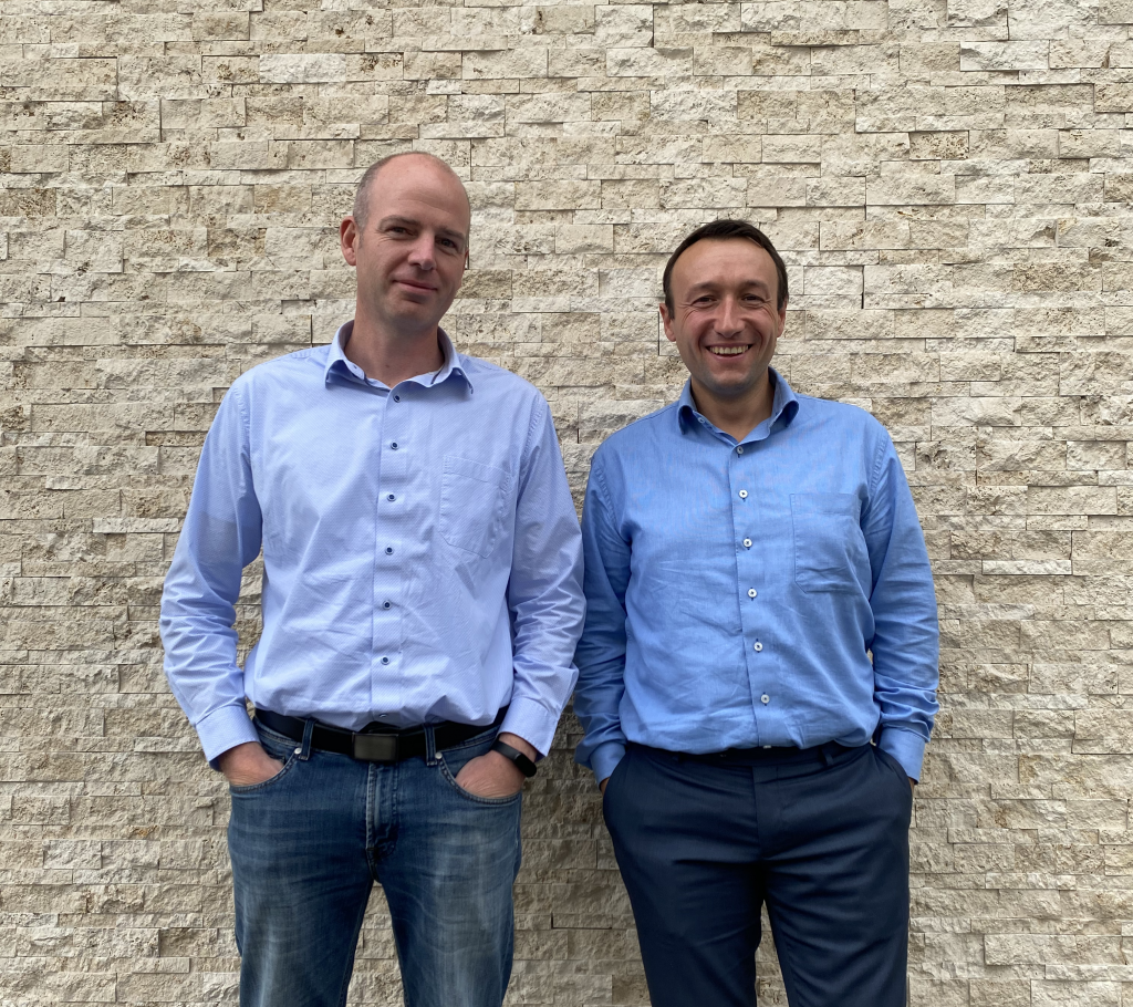 Robbie De Meyer (à gauche) et Samir Brahimi prenant la pose